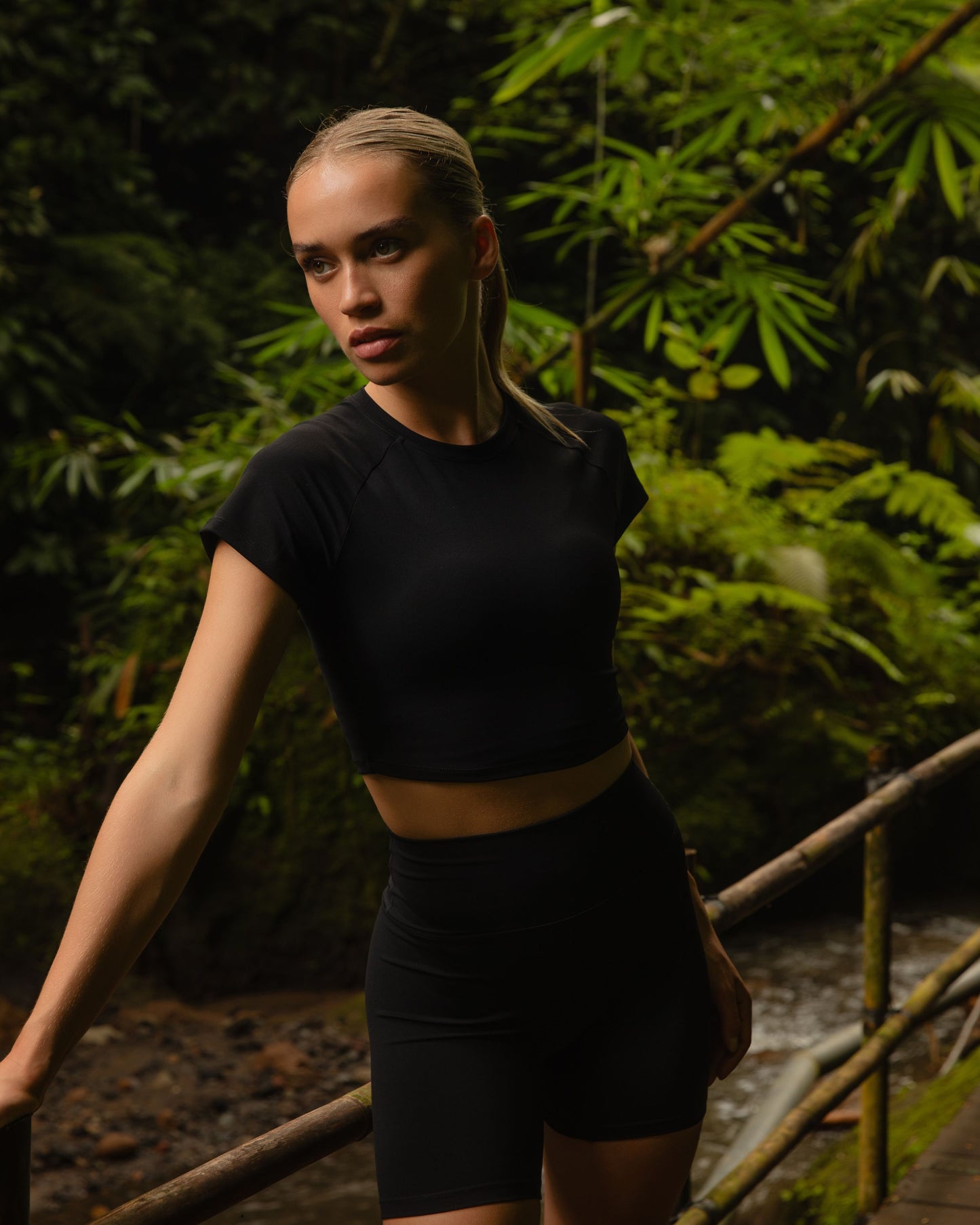 Short Sleeve Crop Top - Schwarz